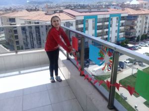 Öğrencileriyle birlikte 23 Nisan’ı uzaktan kutladı