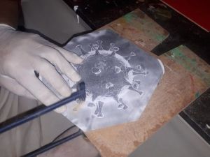 ’’Naht’’ sanatıyla Korona virüs Covid-19’un simgesini yaptı