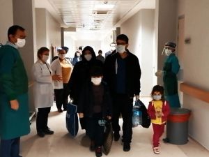 Manisa’da koronayı yenen Özcan ailesi alkışlarla taburcu oldu