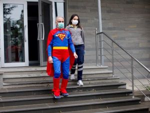 Çocuk hastalara Süpermen kıyafetli doktor sürprizi