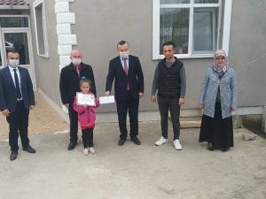 Hisarcık’ta Korona virüs nedeniyle başarılı öğrencilere ödülleri evlerinde verildi
