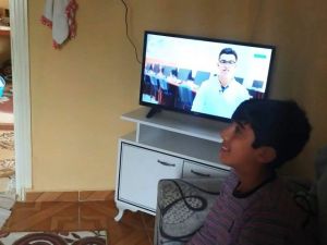 Televizyonları olmadığı için EBA’yı takip edemeyen 5 öğrenciyi sevindirdiler