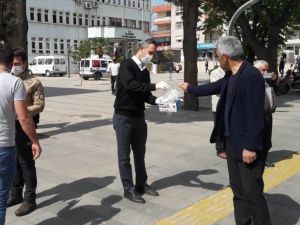 Alaşehir’de ücretsiz maske dağıtılıyor