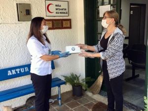 Klinik sahibi doktorlara 5 bin maske dağıtıldı