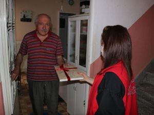 Kitap okuyana ‘Simav nüfus defteri 1840’ kitabı hediye