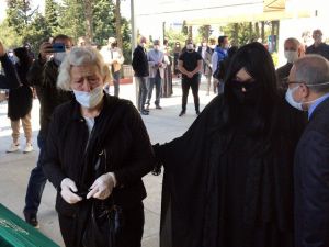 Bülent Ersoy’un annesine “sosyal mesafeli” son uğurlama