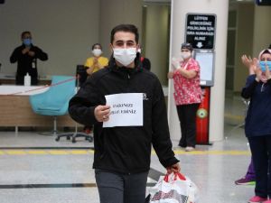 Koronayı yenen hastalardan sağlık çalışanlarına afişli teşekkür