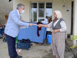 Kuşadası’nda üretilen maskeler vatandaşlara evlerinde teslim ediliyor