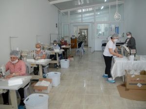 Kuşadası emek atölyesi, çocuklar için maske üretimine başladı