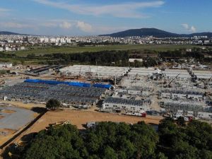 Sancaktepe’de duvar ve çatıları yerleştirilmeye başlanan pandemi hastanesi havadan görüntülendi