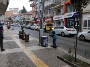 Maske ve eldivene özel atık kutusu