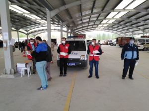 Kızılay, maske ve dezenfektan dağıttı