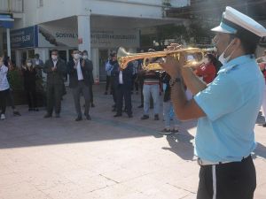 Kuşadası Belediye bandosu moral vermeye devam ediyor