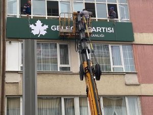 Gelecek Partisi’nin tabelası takıldı