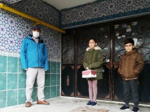 Öğretmenlerden başarılı öğrenciye doğum günü sürprizi