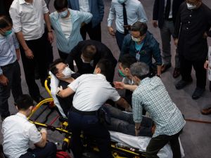 Hong Kong parlamentosu savaş alanına döndü
