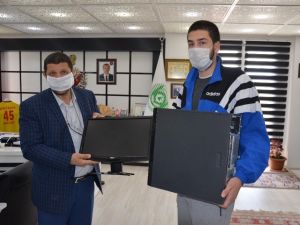 Demirci’de uzaktan eğitime katılamayan öğrenciye bilgisayar hediyesi