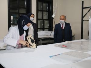 Müdür Başyiğit, tek kullanımlık tulum üretimini inceledi