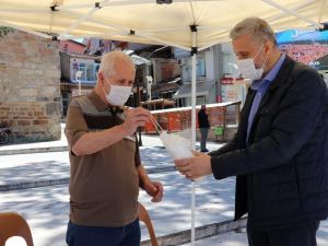 Belediye ekiplerinden vatandaşlara ücretsiz maske