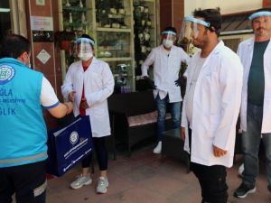 Büyükşehirden berber ve kuaförleri malzeme yardımı