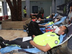 Emniyetten kan stokları azalan Kızılay’a kan bağışı