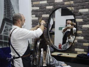 Bu kuaförde sağlık çalışanlarına indirimli hizmet veriliyor