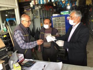 AK Parti Sarıgöl İlçe Teşkilatı esnafa maske dağıttı