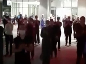 Manisa’da sağlık çalışanları alkışlarla taleplerini hatırlattı