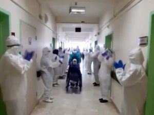 Korona virüs tedavisi biten 4 hasta sağlık çalışanları tarafından alkışlarla uğurlandı