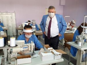 Karacasulu kadınlar kaymakamlık öncülüğünde maske üretiyor