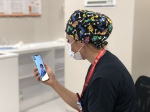 Korona virüsle mücadele eden hemşire, 2 aydır çocuklarını göremiyor