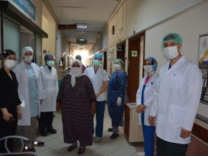 Yaşlı kadın koronayı plazma tedavisiyle yendi