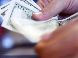 Yıl sonu enflasyon beklentisi geriledi, dolar tahmini yükseldi