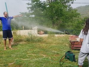 Tireli çiftçiler sıcağa rağmen çalışıyor