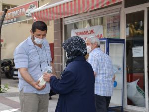 Demirci’de 65 yaş üstü vatandaşlara hijyen seti hediyesi