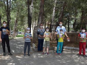 Demircili çocuklara hikaye kitabı hediye edildi