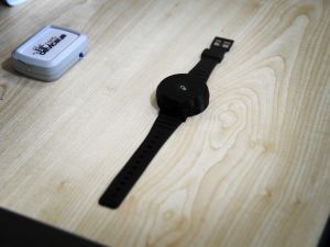 Sosyal mesafe ihlalinde uyarı veren akıllı bileklik