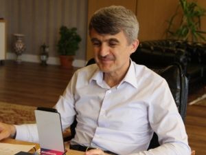 Rektör Uysal, canlı yayında öğrencilerden gelen soruları yanıtladı