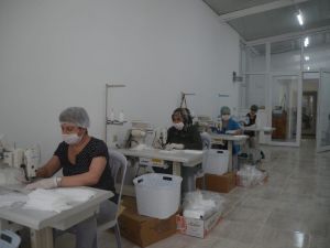 Kuşadası Belediyesi 20 bini çocuklar için 350 bin maske üretti