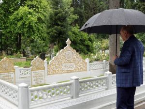 Cumhurbaşkanı Erdoğan aile kabristanını ziyaret etti