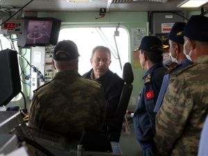 Bakan Akar ve komutanlar İskenderun Deniz Üs Komutanlığı’nda bahriyelilerle bayramlaştı