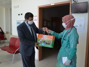 Demirci’de sağlıkçılara bayram hediyesi