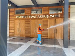 Kuşadası’nda camiler temizlenip, dezenfekte edildi