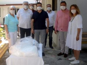 Kuşadası Belediyesi maske üretimine bayramda da devam etti