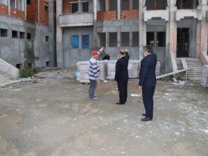 Müdür Başyiğit, okul binası inşaatında incelemelerde bulundu