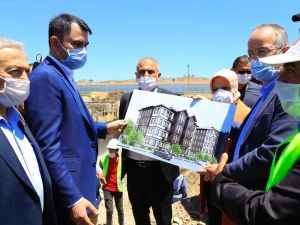 Bakan Kurum Elazığ’da, deprem konutlarını inceledi
