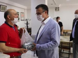 Başkandan kahvecilere çay desteği