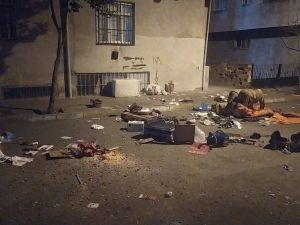 Eline balta alıp ortalığı ayağa kaldırdı, evdeki bütün eşyaları sokağa fırlattı