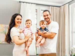 Pelin Akil-Anıl Altan’ın ikizleri reklam yüzü oldu