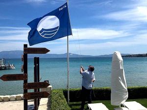 Çeşme’de mavi bayrağı göndere çekip hizmete başladılar